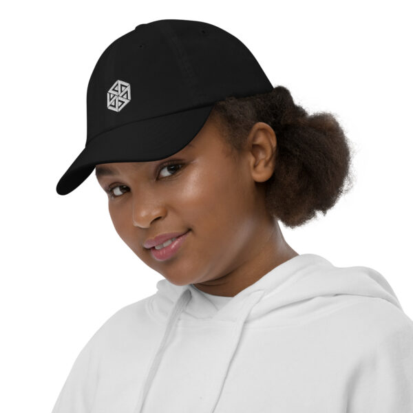 Gorra juvenil - Forged in Adversity - Image 2