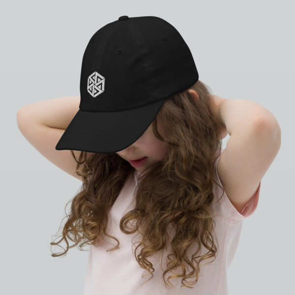 Gorra juvenil - Forged in Adversity - Image 3